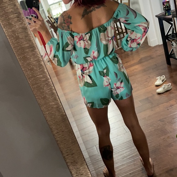 Super cute floral romper - Picture 2 of 4